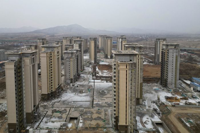 全中国约有 2,000 万套住宅尚未完工，其中包括位于石家庄郊外的中国恒大烂尾项目中的许多住房。 图片来源：tingshu wang/Reuters