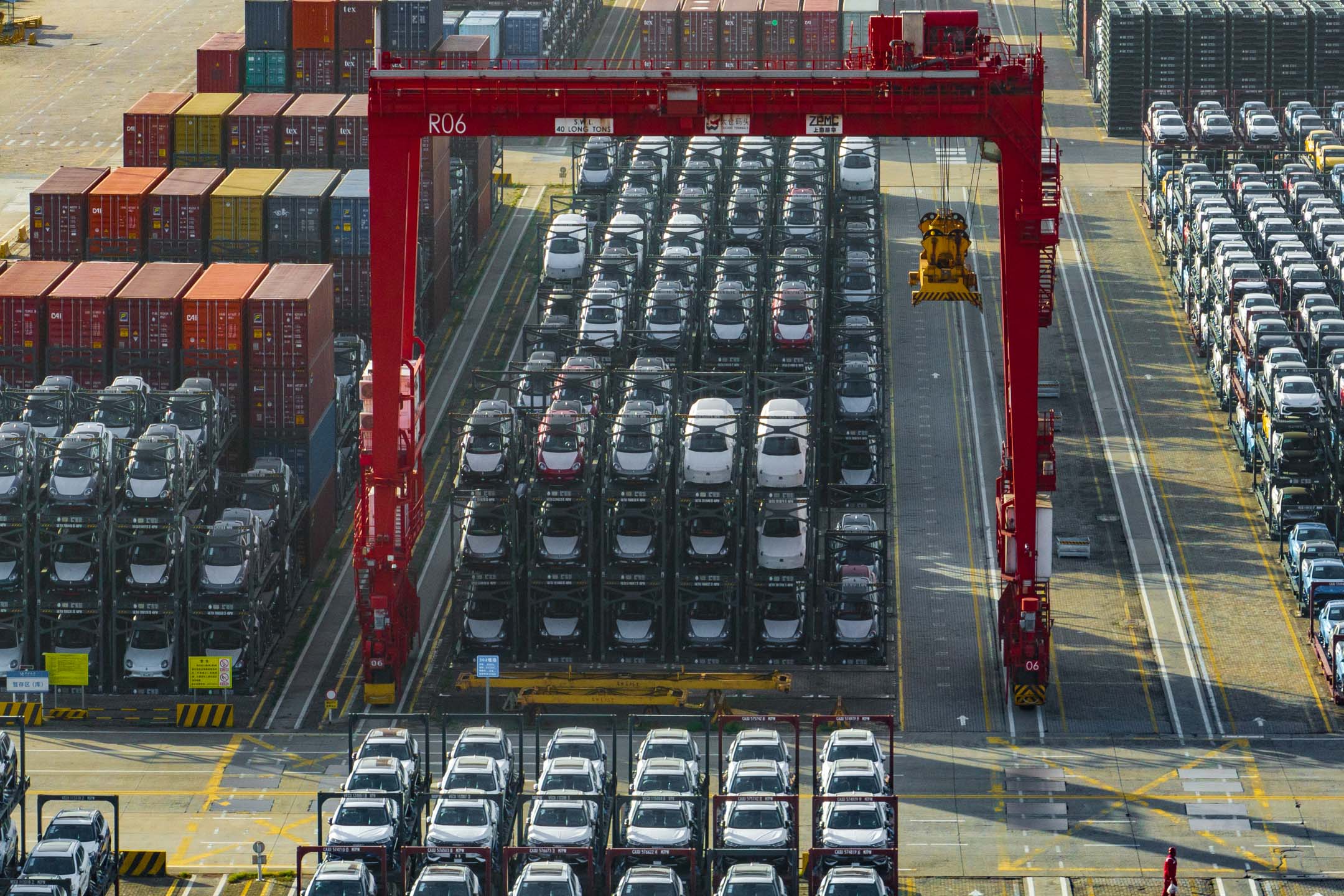 2024 年 4 月 19 日，中国苏州的国际货柜码头，大量电动汽车运输出口。摄：Costfoto/NurPhoto via Getty Images