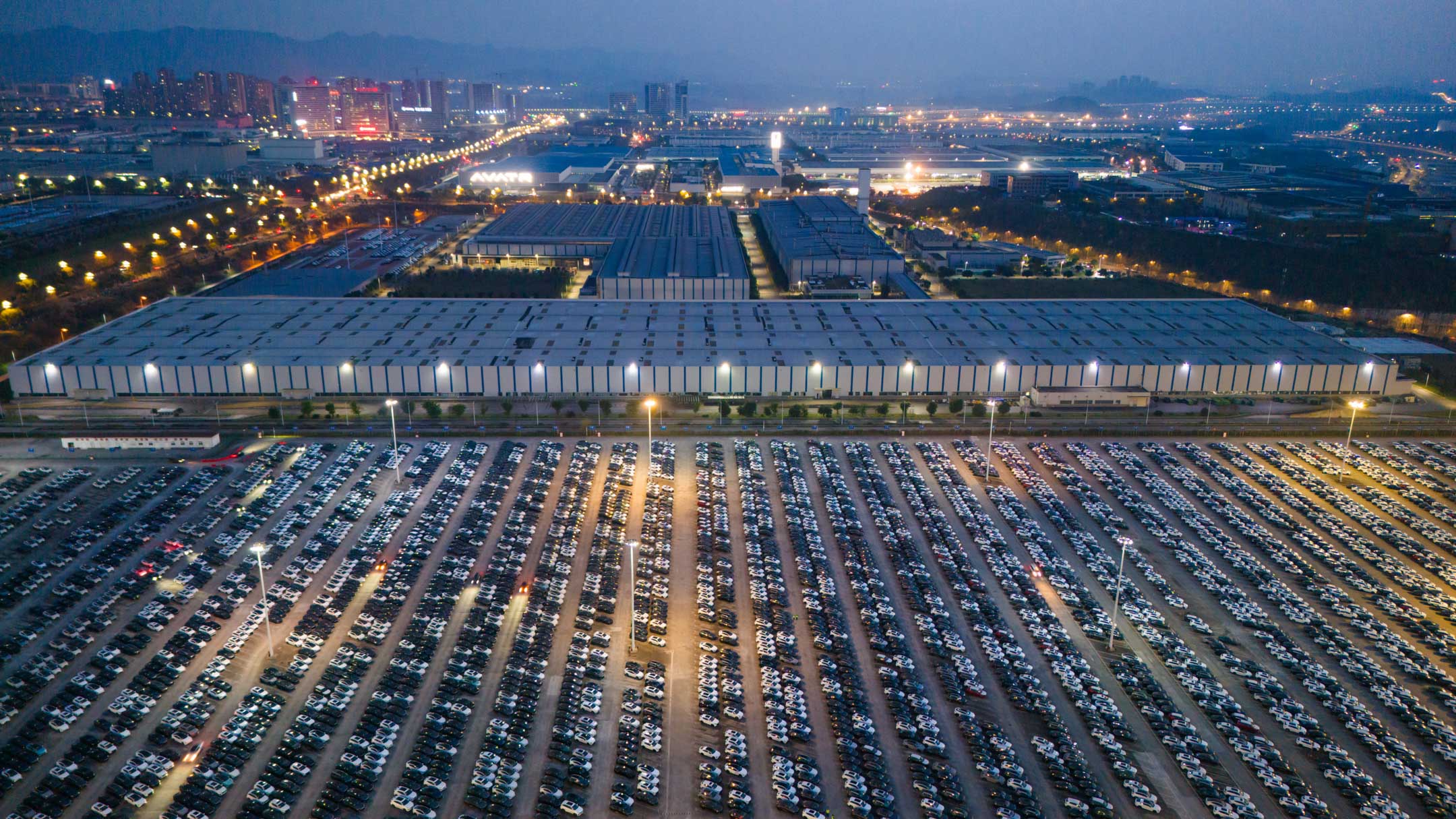 2024 年 3 月 11 日，中国重庆，汽车配送中心摆放大量电动汽车。摄：Costfoto/NurPhoto via Getty Images