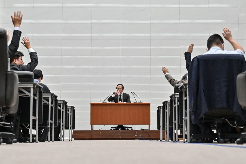日本央行行长植田和男上个月在新闻发布会上宣布自 2007 年以来首次提高利率。图片来源：Richard a. brooks/Agence France-Presse/Getty Images
