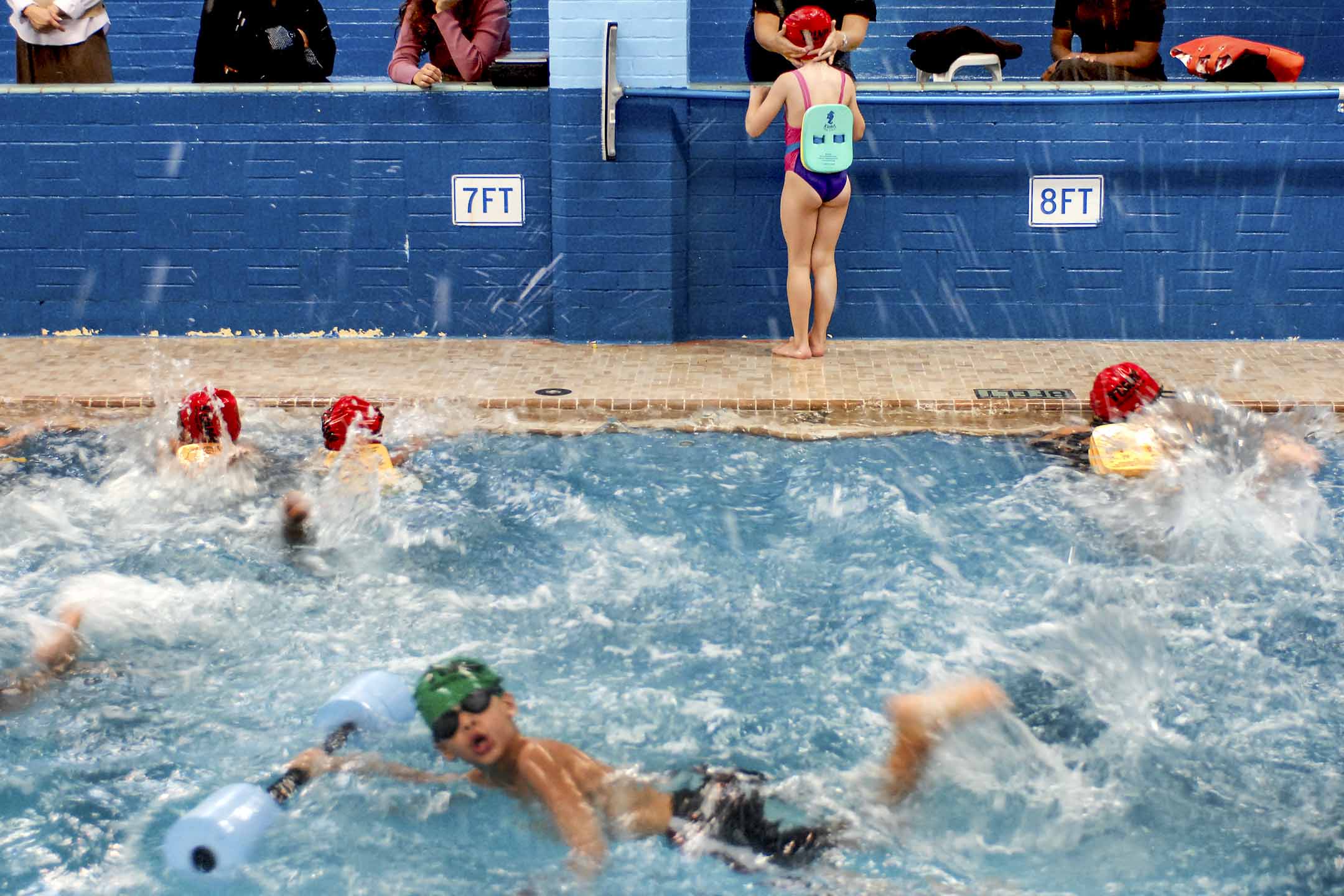 美国，母亲们在泳池边观看孩子们学习游泳。摄：David Handschuh/NY Daily News Archive via Getty Images