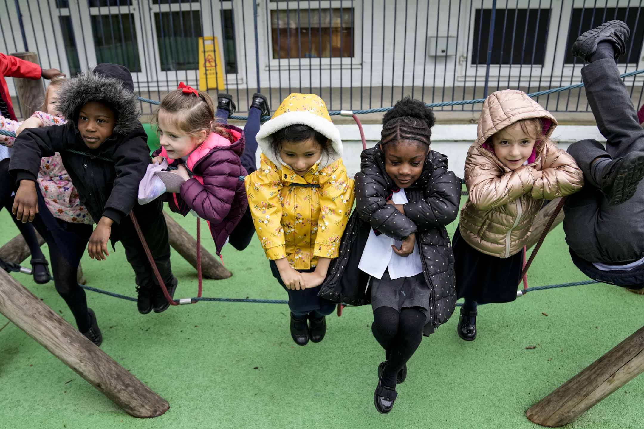 英国一间小学的学生在玩秋千。摄：Alastair Grant/Reuters/ 达志影像