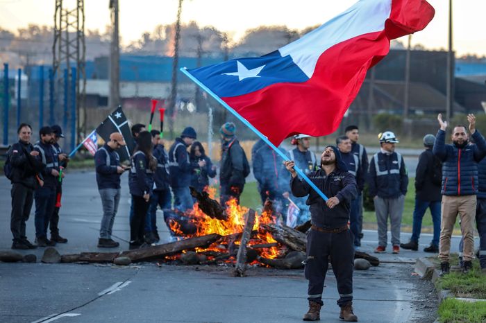 智利最大钢铁生产商 Compania de Acero del Pacifico 在 3 月表示将关闭在瓦奇帕托的钢铁厂业务后，工人们本周举行了抗议活动。图片来源：felipe vasquez/Shutterstock