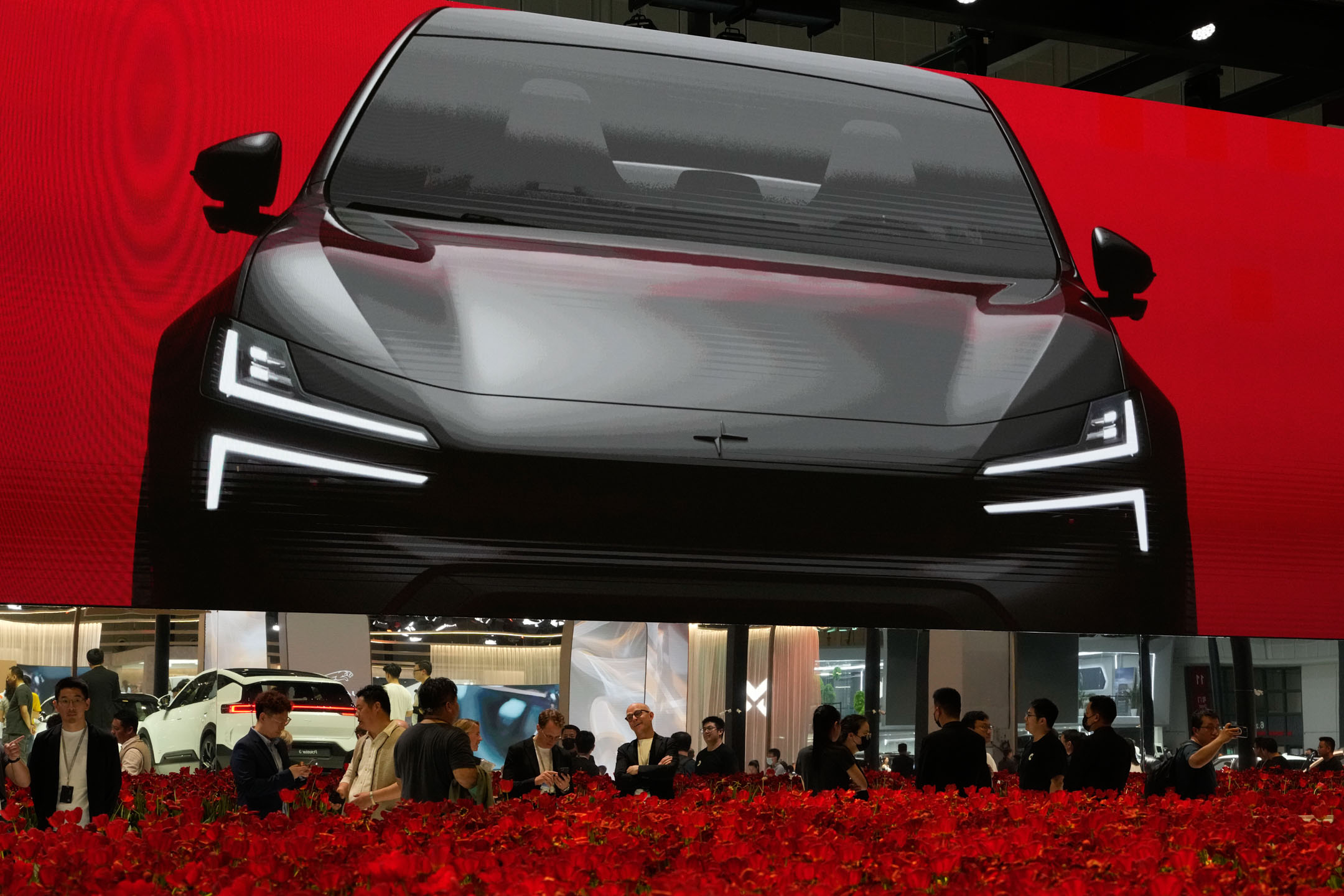 2023 年 4 月 19 日，中国上海，车展上的电动车品牌 Polestar 的广告。摄：Ng Han Guan/AP/ 达志影像